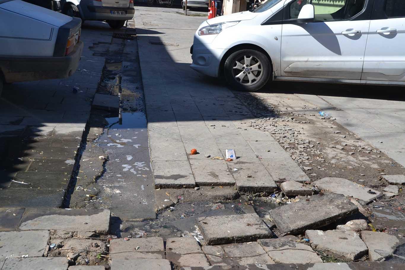 Kanalizasyon kokusu esnafı canından bezdirdi Kanalizasyon kokusu esnafı canından bezdirdi